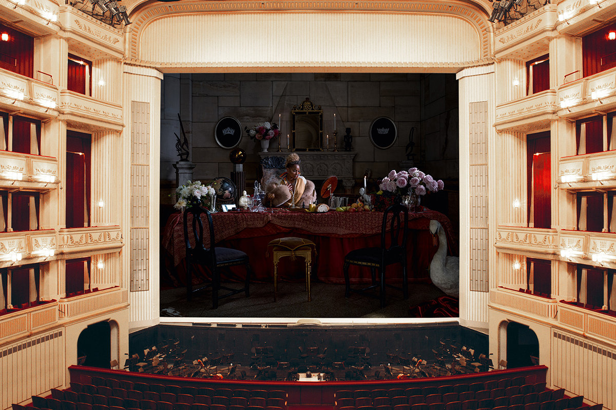 Caption: Carrie Mae Weems, Queen B (Mary J. Blige), Safety Curtain, museum in progress, Vienna State Opera, 2020/2021 <br>Credits: © museum in progress (www.mip.at)