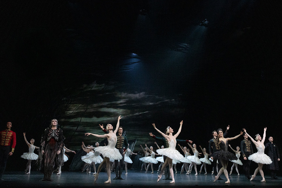 特別公演『白鳥の湖』カーテンコール <br>Curtain Call for Swan Lake - Special Performance for Ukraine, The Royal Ballet _2022 ROH. Photograph by Andrej Uspenski 